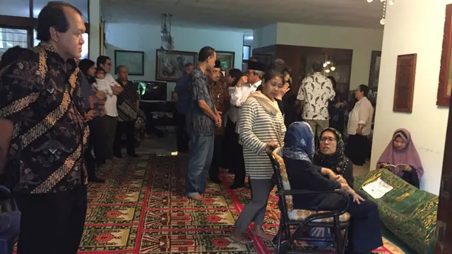 Pelayat berdatangan ke rumah duka Daoed Joesoef