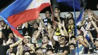 Suporter Filipina saat mendukung timnya di Philippines Sports Stadium, (19/11/2016). (Bola.com/Nicklas Hanoatubun)
