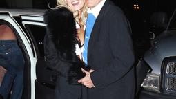 Hugh Hefner berpelukan dengan kekasihnya Holly Madison di Concord di Hollywood, California 29 Oktober 2003. Pasca dua kali bercerai, Hefner yang berusia senja berhubungan serius dengan perempuan Playboy Holly Madison. (Photo by David Klein/Getty Images)