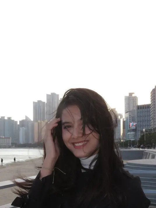 Tak hanya Gamcheon Culture Village, Callista kunjungi beberapa daerah lainnya di Busan. Kenakan busana warna hitam dengan background gedung pencakar langit Korea, foto Callista Arum ini diketahui diambil oleh Cinta Brian. Pamer senyuman manis dengan rambut tergerainya yang dibiarkan ditiup angin, artis berusia 20 tahun ini bikin netizen jadi terpesona. (Liputan6.com/IG/@callistarum)