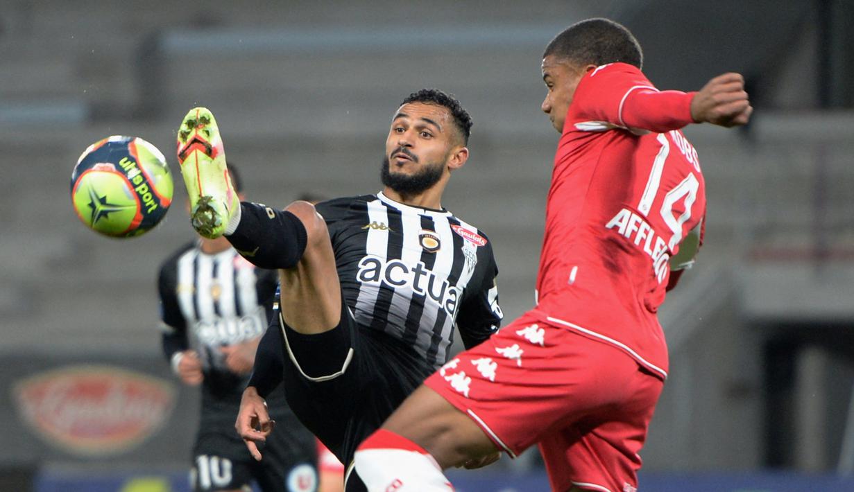 Pemain lain yang juga berkarier di Liga Prancis adalah Sofiane Boufal. Boufal yang sudah dua musim membela Angers merupakan salah satu pemain kunci Maroko selama Piala Dunia 2022 berlangsung. Ia telah menyumbang tiga gol bagi klubnya dengan 11 penampilan. (AFP/Guillaume Souvant)