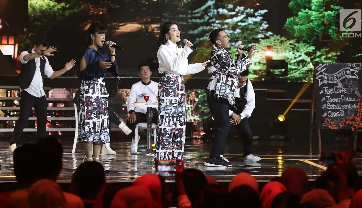 Penampilan Grup Vokal GAC saat berkolaborasi dengan penyanyi Jazz pada malam puncak HUT ke 27 SCTV di Hall D, Jiexpo Kemayoran, Jakarta, Kamis (24/8). Sejumlah artis ternama turut meramaikan malam spesial ini. (Liputan6.com/Herman Zakharia)