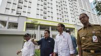 Presiden Indonesia, Joko Widodo, memantau kesiapan Wisma Atlet di Kemayoran, Jakarta, Senin (26/2/2018). Lokasi ini akan dijadikan tempat tinggal para atlet pada ajang Asian Games 2018. (Bola.com/Vitalis Yogi Trisna)