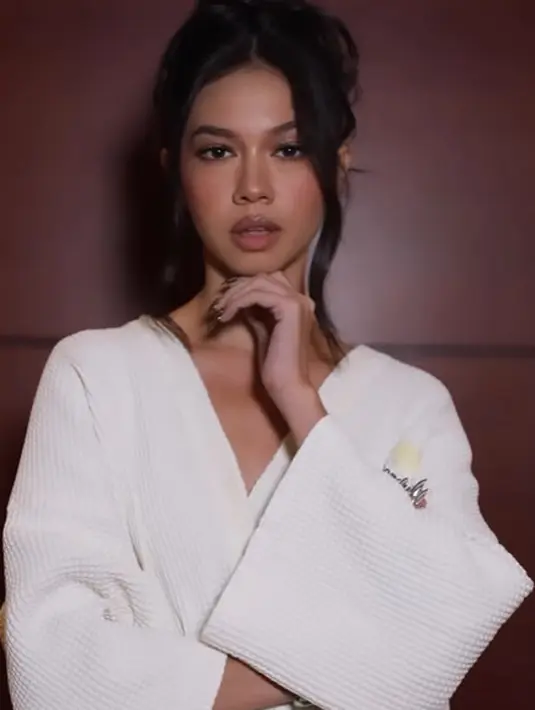Lipstik cokelat yang basah bikin bibir Yuki terlihat lebih bervolume. Dipadukan dengan blush orange kecokelatan bikin Yuki terlihat glamor effortless [@yukikt]