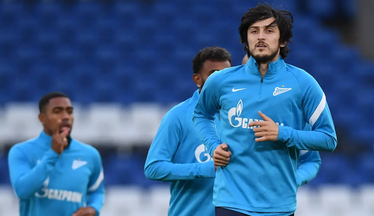 Sardar Azmoun. Pemain asal Iran yang telah memperkuat Zenit St. Petersburg sejak tengah musim 2018/2019 ini dilahirkan pada 1 Januari 1995. Bersama Zenit musim ini ia telah tampil dalam 21 laga di semua ajang dengan torehan 10 gol dan 4 assist. (AFP/Daniel Leal)