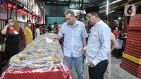 Jusuf Hamka saat membantu panitia menyiapkan hidangan buka puasa yang akan dibagikan kepada warga di Wihara Dharma Bhakti, Jakarta, Rabu (5/4/2023). (merdeka.com/Iqbal S Nugroho)