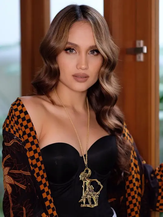 Untuk gaya etnik, Cinta Laura memilih korset hitam yang disampirkan selendang dan kalung emas gambar wayang. [IG @claurakiehl]