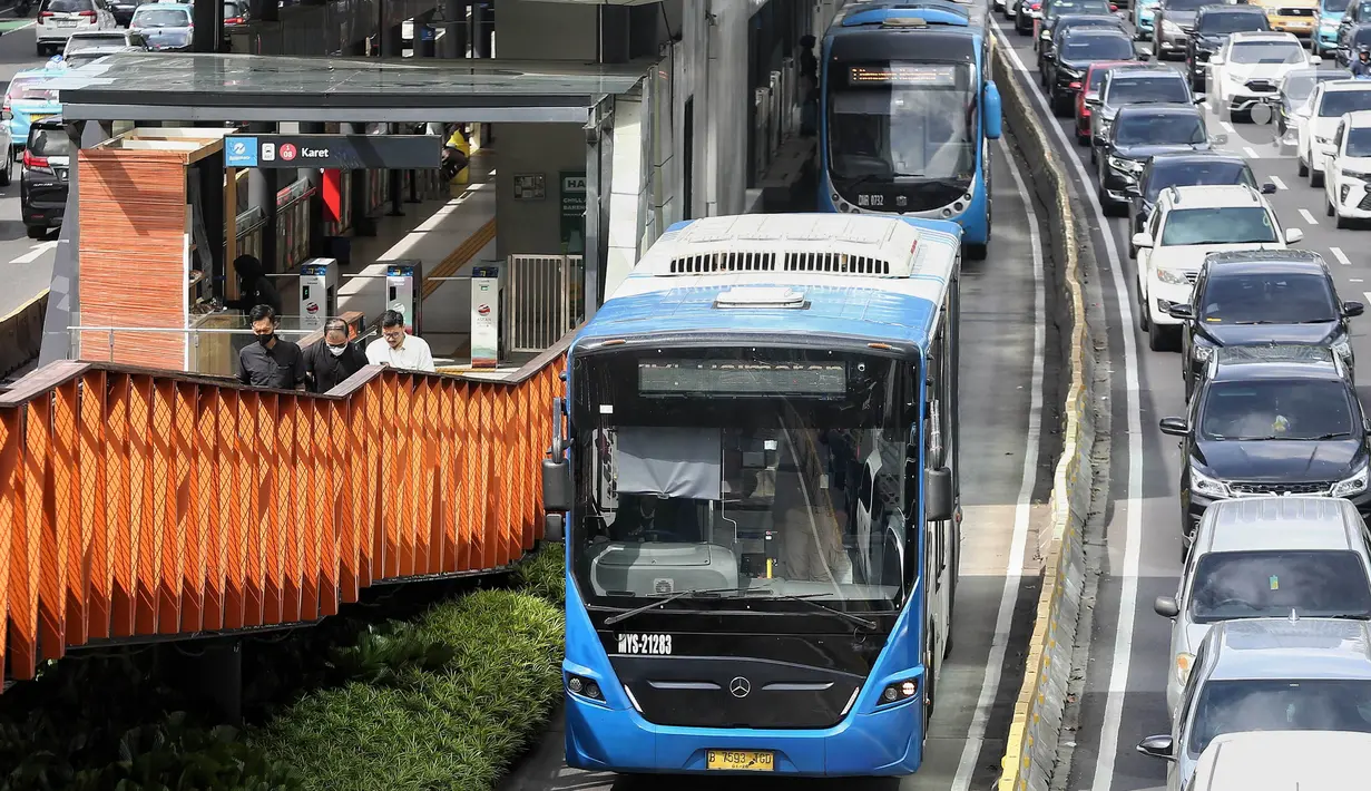 Bus Transjakarta saat melintasi jalur koridor I di Jakarta, Rabu (19/2/2025). (Liputan6.com/Angga Yuniar)
