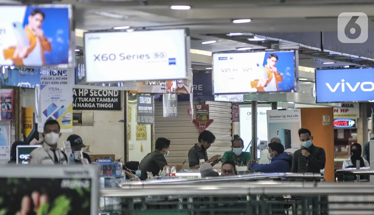 Pekerja melayani calon pembeli smartphone di ITC Cempaka Mas, Jakarta, Rabu (4/8/2021). Pertumbuhan smartphone atau ponsel pintar diperkirakan akan terus naik seiring kebutuhan ponsel pintar yang semakin melonjak di masa pandemi Covid-19.  (merdeka.com/Iqbal S Nugroho)