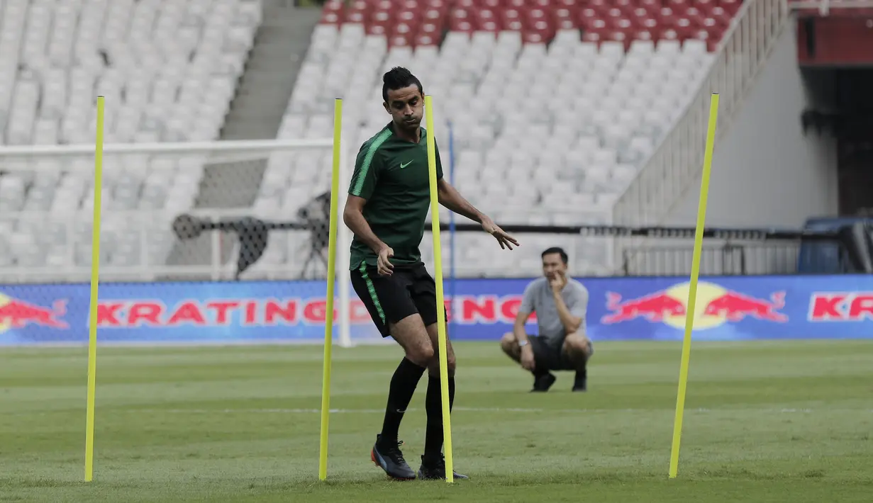 Pemain Timnas Indonesia, Otavio Dutra, saat latihan jelang laga kualifikasi Piala Dunia 2022 di SUGBK, Jakarta, Senin (9/9). Indonesia akan berhadapan dengan Thailand. (Bola.com/M Iqbal Ichsan)