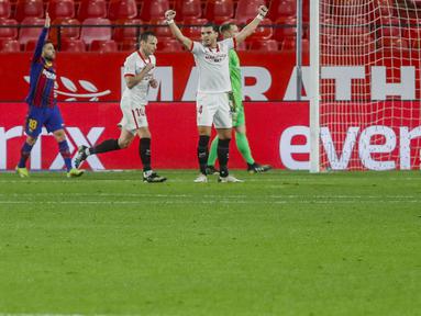 Pemain Sevilla, Ivan Rakitic, melakukan selebrasi usai mencetak gol ke gawang Barcelona pada laga leg pertama semifinal Copa del Rey di Estadio Ramon Sanchez Pizjuan, Kamis (11/2/2021). Barcelona tumbang dengan skor 2-0. (AP/Angel Fernandez)