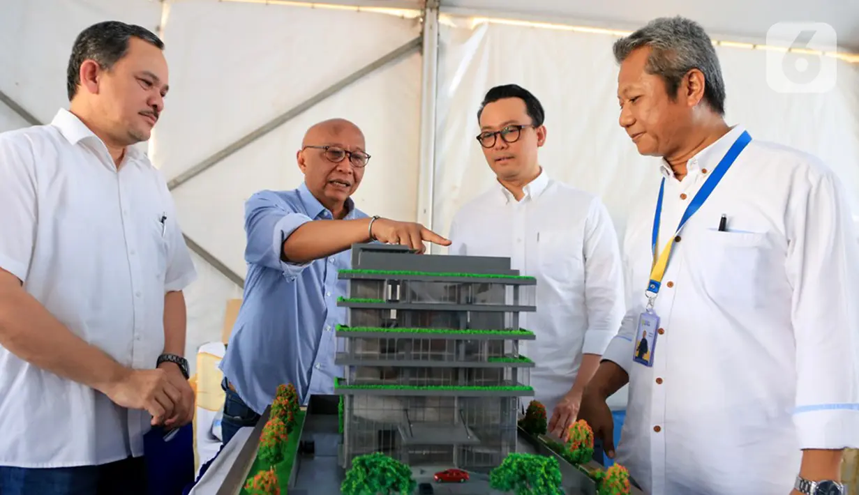 Ketua Umum Pengurus Koperasi Astra Pongki Pamungkas (kedua kiri) menjelaskan maket rancangan bangunan gedung baru Koperasi Astra usai peluncuran logo baru dan groundbreaking gedung baru Koperasi Astra di kawasan Cempaka Putih, Jakarta, Senin (28/10/2019). (Liputan6.com/Pool/Corcomm Astra)