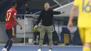 Pelatih Spanyol Luis Enrique memberikan instruksi kepada para pemainnya saat menghadapi Ukraina pada pertandingan UEFA Nations League di Olimpiyskiy Stadium, Kyiv, Ukraina, Selasa  (13/10/2020). Ukraina memenangkan pertandingan tersebut 1-0. (AP Photo/Efrem Lukatsky)