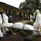 Petugas medis dari Croix Rouge LSM membawa jenazah korban Ebola dari sebuah rumah di Monrovia, Liberia, 29 September 2014. Dari empat negara di Afrika Barat, Liberia menjadi negara yang paling parah terkena wabah Ebola. (AFP PHOTO/PASCAL GUYOT)