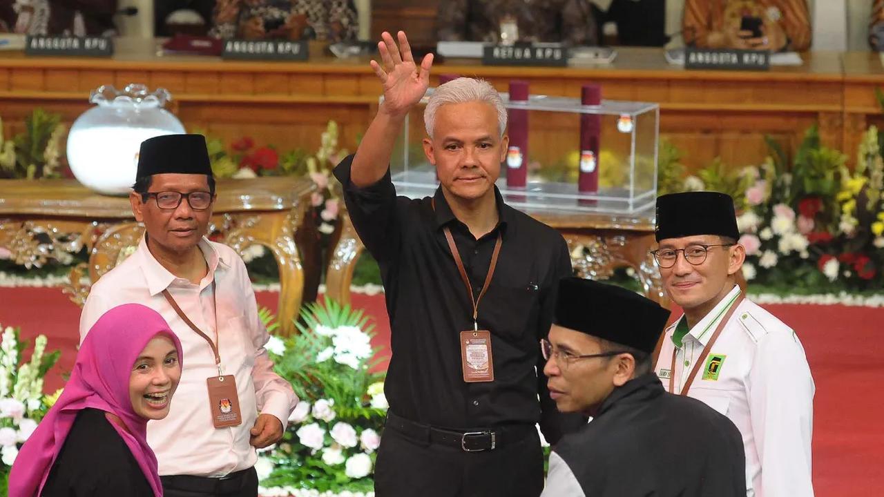 Sementara itu, Dewi menilai duet Ganjar Pranowo-Mahfud MD ibarat dua matahari kembar yang justru saling bersaing<br>