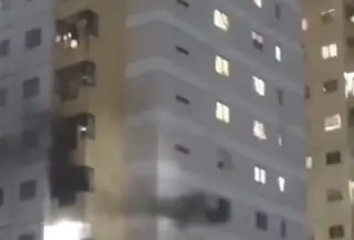 Kebakaran melanda Apartemen Teluk Intan di Jalan Teluk Intan RT. 07 RW. 16, Pejagalan, Penjaringan, Jakarta Utara, Minggu (20/9/2026) malam. (Foto: Istimewa).