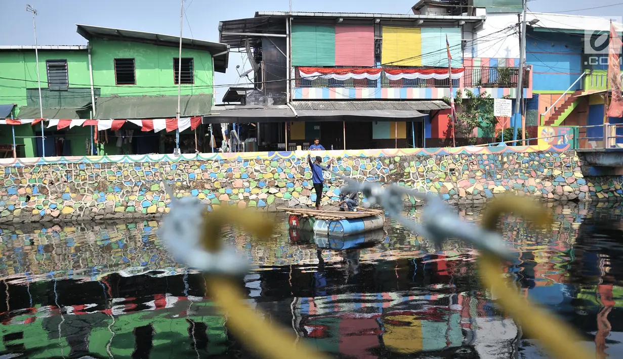 Petugas Dinas Sumber Daya Air DKI Jakarta memasang sling atau tali baja sebelum pemasangan waring di Kali Sentiong atau Kali Item, Tanjung Priok, Selasa (31/7). Pemprov DKI Jakarta menambah pemasangan waring sepanjang 100 m. (Merdeka.com/Iqbal S Nugroho)