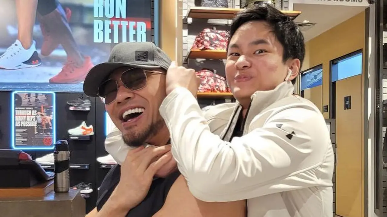 [Fimela] Deddy Corbuzier dan Azka Corbuzier