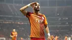 Pemain Galatasaray, Yasin Oztekin, memberikan salam hormat ala militer setelah mencetak gol saat melawan Gaziantepspor dalam Liga Super Turki di Istanbul, Minggu (11/12). Oztekin melakukan tribut untuk tragedi ledakan bom Besiktas, Turki. (AFP PHOTO/STR)
