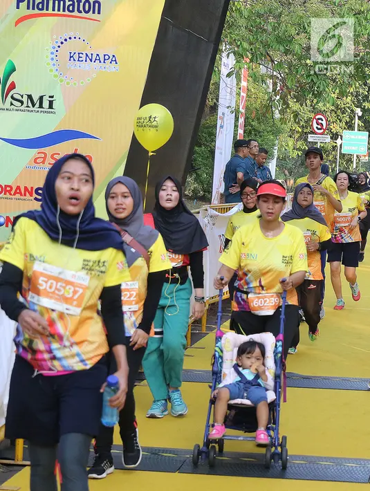 Peserta mengikuti acara BNI-UI Half Marathon 2019 di Kampus Universitas Indonesia, Depok, Jawa Barat, Minggu (7/7/2019). BNI UI Half Marathon 2019 yang diikuti 4800 peserta dengan kategori 5K, 10K, dan 21K (half marathon) diselenggarakan dalam rangka HUT ke-73 BNI. (Liputan6.com/Herman Zakharia)