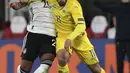 Winger Jerman, Serge Gnabry dan gelandang Ukraina, Marlos berebut bola pada babak penyisihan Liga A Grup 4 UEFA Nations League di Red Bull Arena, Leipzig, Minggu (15/11/2020) dinihari WIB. Tertinggal lebih dulu, Jerman mengakhiri laga dengan kemenangan 3-1 atas Ukraina. (AP Photo/Michael Sohn)