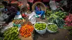 Penjual sayuran beristirahat di sebuah pasar grosir sayuran di Guwahati, India, Rabu (1/2/2023). Pemerintah Perdana Menteri India Narendra Modi berencana meningkatkan belanja modal sebesar 33% menjadi $122 miliar dalam anggaran tahunan yang diajukan ke Parlemen untuk memacu pertumbuhan ekonomi dan menciptakan lapangan kerja menjelang pemilihan umum tahun depan. (AP Photo/Anupam Nath)