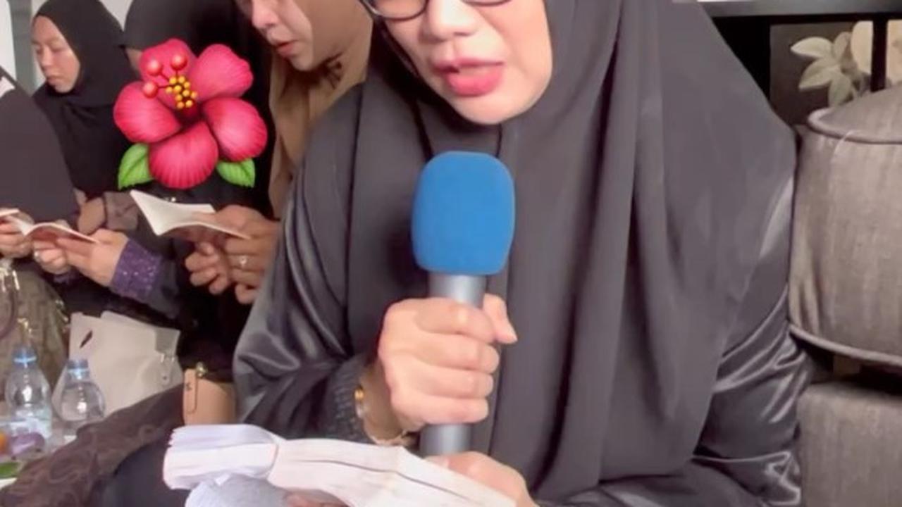 Reza Artamevia memimpin pembacaan doa sholawat Nabi Muhammad SAW di pengajian Umi Pipik (https://www.instagram.com/p/CZHdGwMvNDp/)