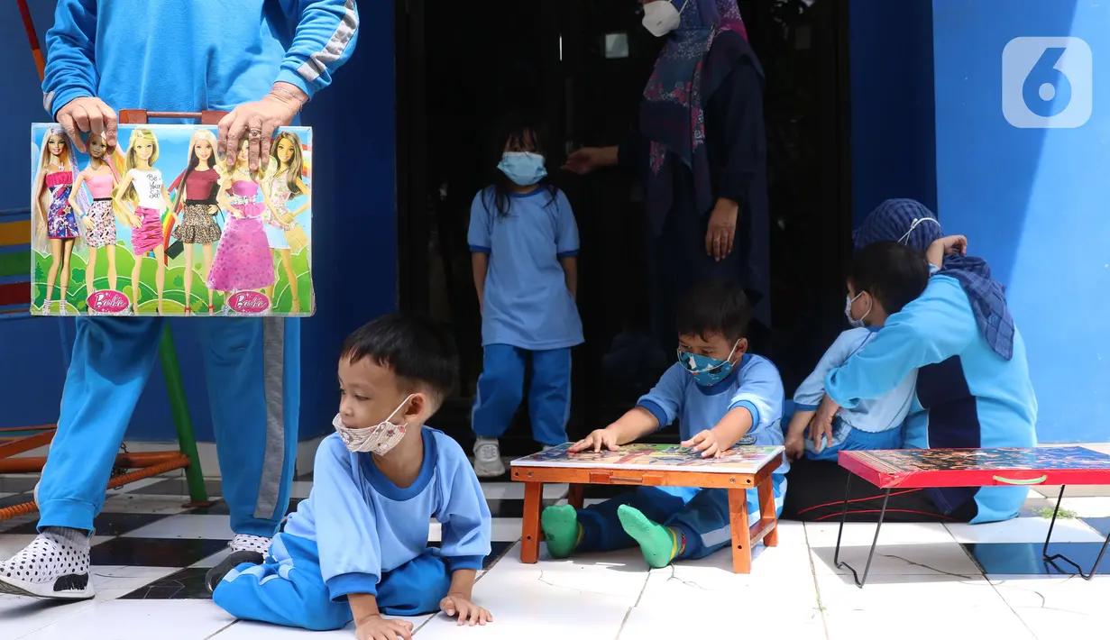 Sejumlah murid Pendidikan Anak Usia Dini (PAUD) Anyelir Karang Tengah mengikuti kegiatan belajar di luar ruangan di kota Tangerang, Kamis (18/11/2021). Mereka terpaksa belajar di teras lantaran gedung untuk PAUD Anyelir dikunci oleh Ketua RW dan diharuskan membayar. (Liputan6.com/Angga Yuniar)