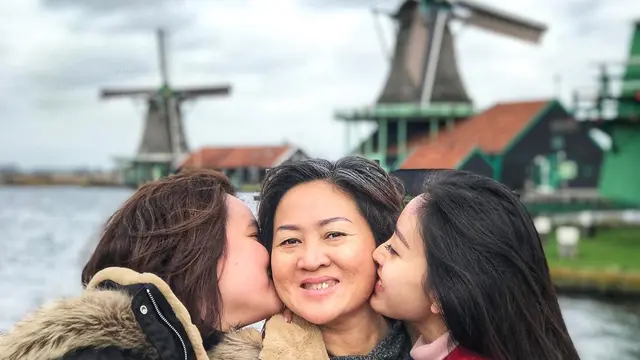 6 Potret Natasha Wilona Bareng Ibunda dan Kakaknya, Selalu Kompak