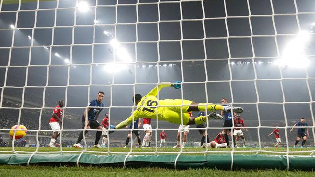 FOTO: Olivier Giroud Bawa AC Milan Taklukkan Inter Milan di San Siro