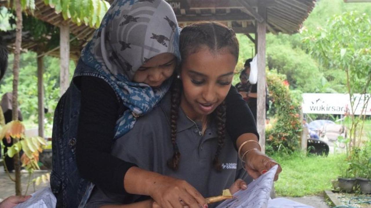 10 Tahun Kolaborasi, Mahasiswa Internasional Belajar Kesehatan Kerja UGM di Desa Batik Giriloyo Bantul