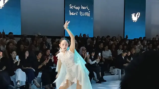 Potret Dita Karang Jadi Muse Sejauh Mata Memandang di JFW 2026, Membius Penonton dengan Tarian