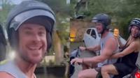 Potret Chris Hemsworth Tertib Pakai Helm Naik Motor di Bali (Sumber: Instagram/Chris Hemsworth)