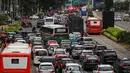 Kendaraan terjebak macet satu arah di Jalan Sudirman - MH Thamrin ketika berlangsungnya aksi peringatan Hari Buruh 2019 di kawasan Bundaran HI, Jakarta, Rabu (1/5/2019). Kemacetan lalulintas ini diakibatkan aksi buruh yang bergerak menuju Istana Negara. (Liputan6.com/Johan Tallo)