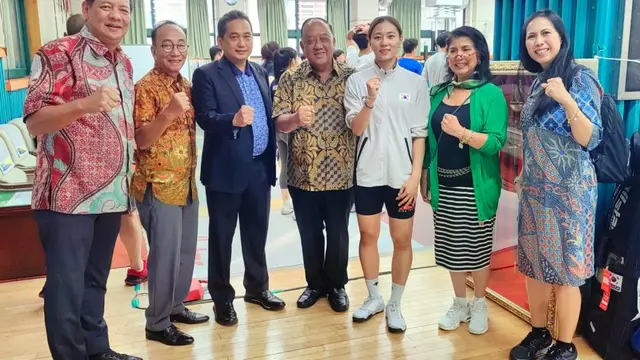 Ketua PB IKASI, Agus Suparmanto, bersama Ketua KONI, Marciano Norman, saat meninjau meninjau pelatnas anggar Korea Selatan di Sport Science Hall yang berada di dalam Kompleks Korea National Sport University (KNSU), Seoul.