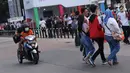 Motor modifikasi untuk difabel melintasi zona festival Asian Para Games 2018 di Kompleks Stadion Gelora Bung Karno, Jakarta, Rabu (10/10). Zona ini dibuka seiring perhelatan Asian Para Games 2018, 6-13 Oktober. (Liputan6.com/Helmi Fithriansyah)