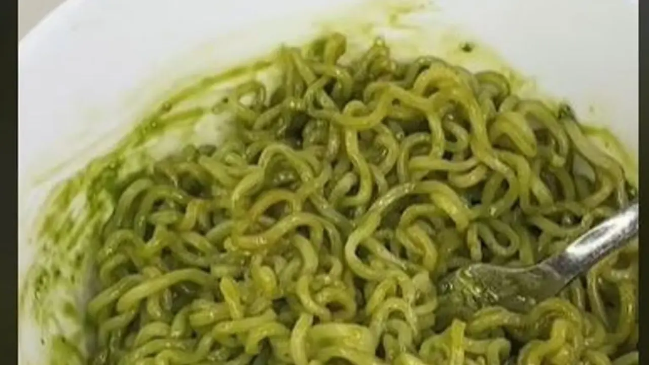 Wanita Bikin Mi Instan dengan Bumbu Matcha, Rasanya Tak Terduga