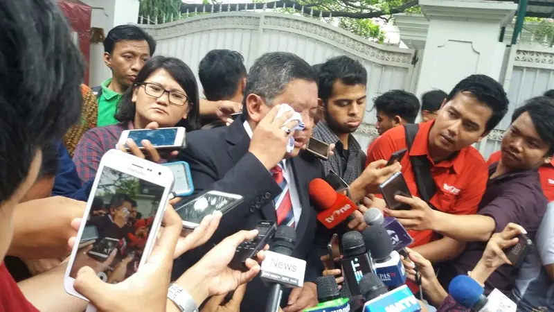 Sekjen PDIP Hasto Kristiyanto menangis