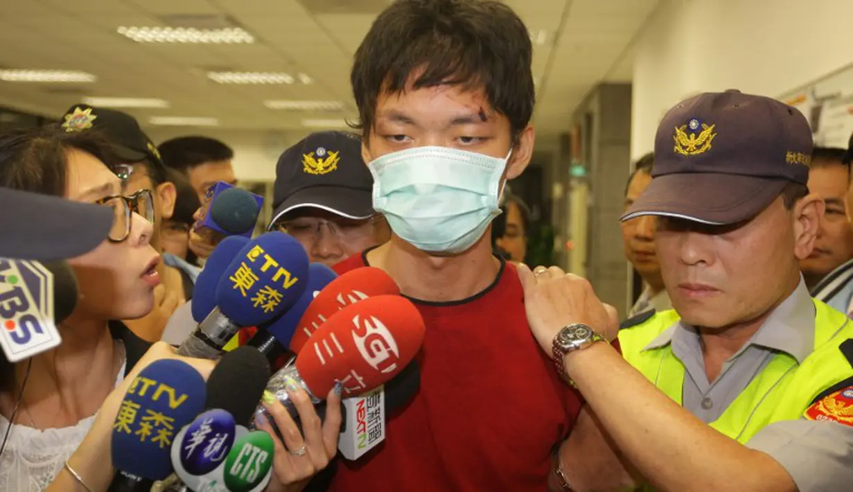 Pelaku seorang mahasiswa, Cheng Chieh (21) langsung diamankan polisi setempat, Taiwan, Rabu (21/5/14). (AFP PHOTO) 