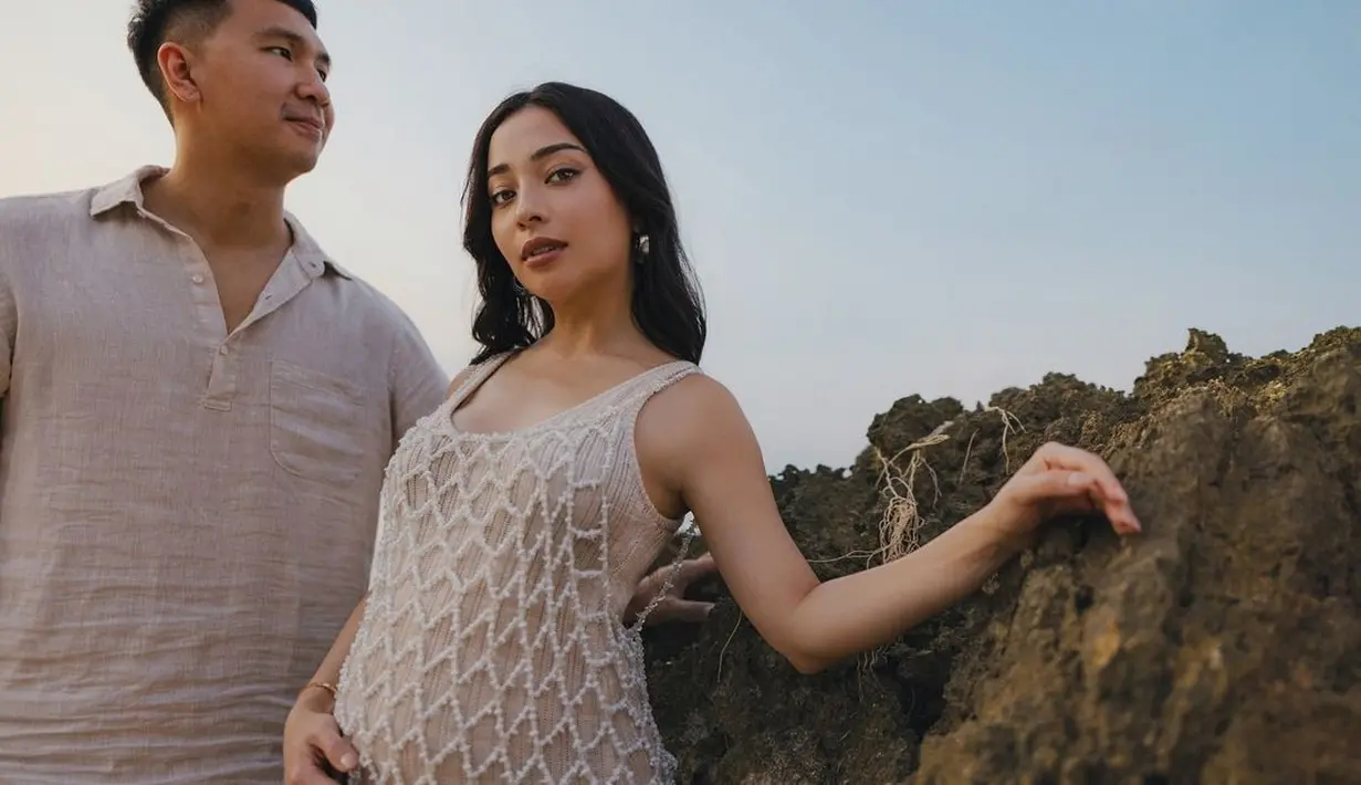 Nikita Willy sedang menantikan buah hatinya yang kedua. Dengan baby bump yang semakin besar, Nikita Willy justru membagikan berbagai momen aktivitasnya, termasuk photoshoot di pantai. [Foto: Instagram/nikitawillyofficial94]
