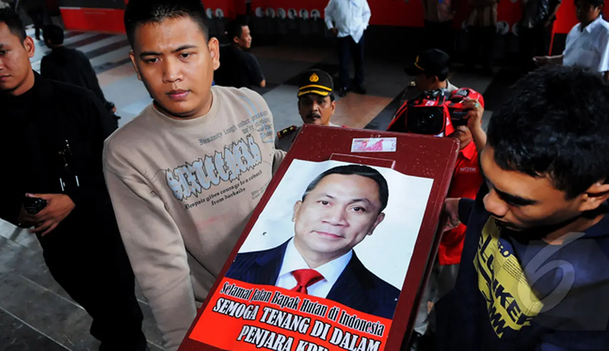 Aksi lembaga Jakarta Development Watch (JADEWA) menuntut penangkapan Zulkifli Hasan di Gedung KPK, Jakarta. Para pendemo tampak membawa foto Zulkifli Hasan,  Kamis (22/01/15). (Liputan6.com/Faisal R Syam)