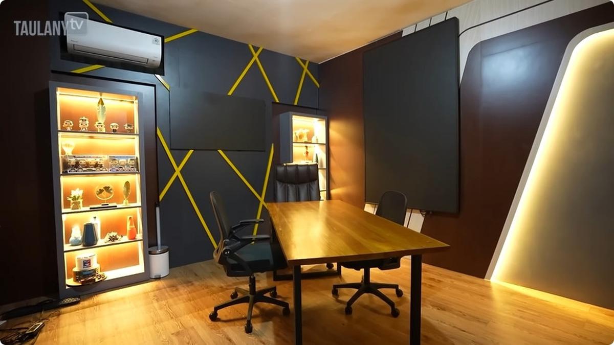 Rumah ini tidak hanya menjadi markas AGAK LAEN, tetapi juga menjadi kantor dan studio Plus26 yang dimiliki Boris Bokir di lantai dua.<br>