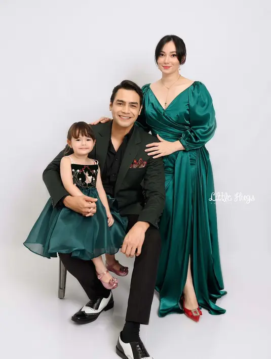 Di tema kedua, keluarga kecil Asmirandah kompak mengenakan busana serba hijau. [@asmirandah89]