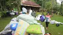 Warga mengamankan barang-barang pribadi saat dilakukan pembongkaran bangunan vila ilegal di Kawasan Hutan Blok Cisadon, Bogor Selasa (24/4). Ada pembongkaran 14 vila yang berdiri di lahan seluas 360 hektare tersebut. (Merdeka.com/Arie Basuki)