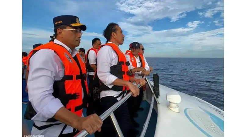 Menteri Perhubungan Budi Karya Sumadi ikut rapat di atas kapal bersama Presiden Joko Widodo atau Jokowi.