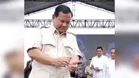 Tangkapan layar - Momen saat Prabowo membuka jam tangan dan memberikannya ke seorang ibu di Medan