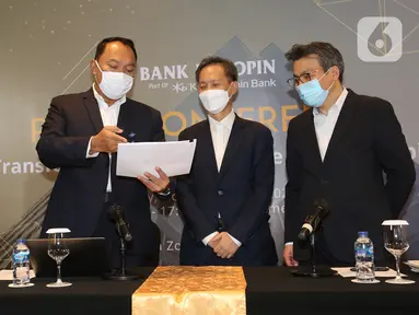 Direktur Utama Bank Bukopin Rivan A. Purwantono (kedua kiri), Chief of Operation Helmi Fahrudin, CFO Senghyup Sin dan Chief Strategic Officer Jikyu Jang berbincang pada konferensi pers virtual dengan tema "Transformasi Menuju Bukopin Baru” di Jakarta, Senin (30/11/2020). (Liputan6.com/Fery Pradolo)
