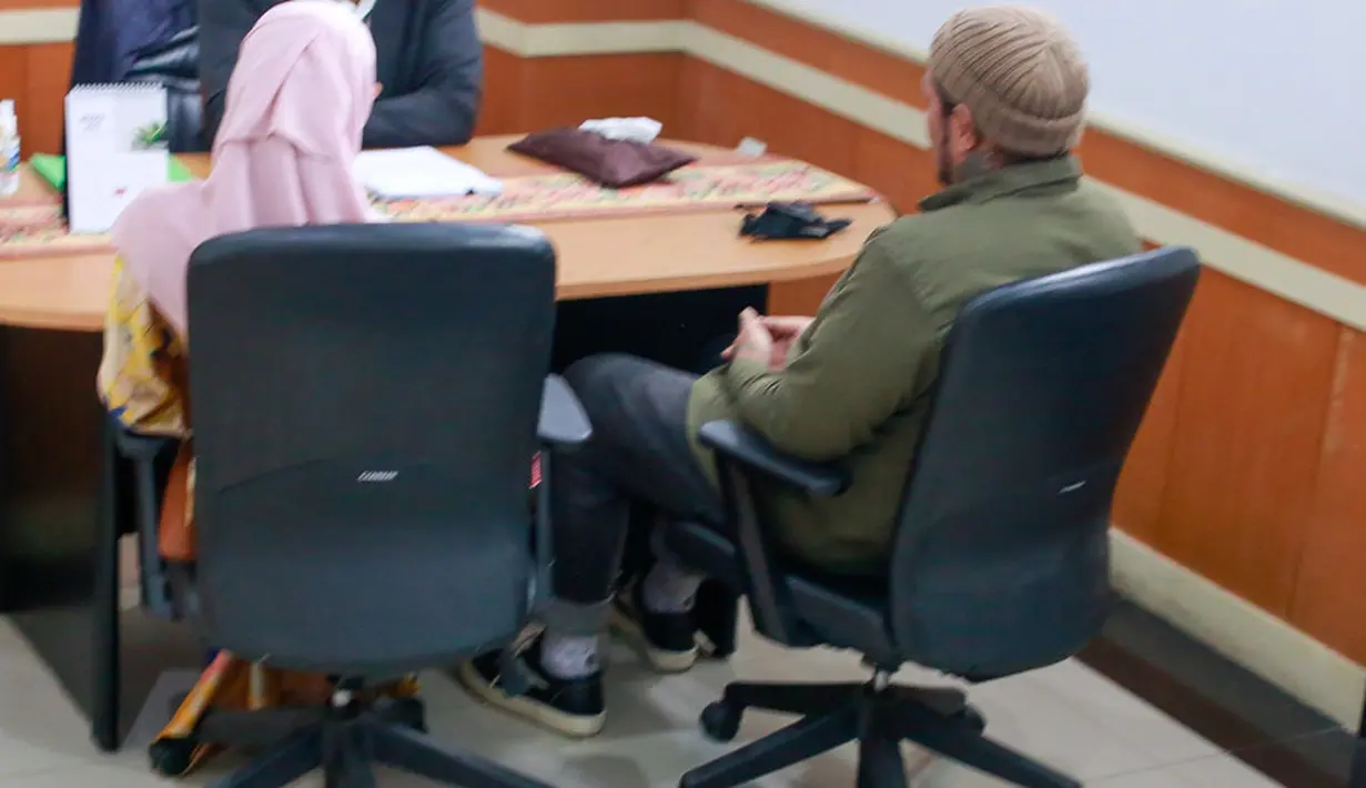 Sempat ditunda, sidang mediasi Virgoun dan Inara kembali di gelar. Pasangan yang telah memiliki tiga orang anak itu menjalani sidang mediasi. Virgoun dan Inara saat menjalani mediasi pada Rabu, (7/6/2023). [Foto: Muhammad Akrom Sukarya/KapanLagi.com]