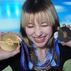 Alysa Liu memiliki gaya yang nyentrik. Tampilan rambutnya begitu menarik perhatian saat dirinya beraksi di atas ring ice. [Foto: Instagram/ alysaxliu]