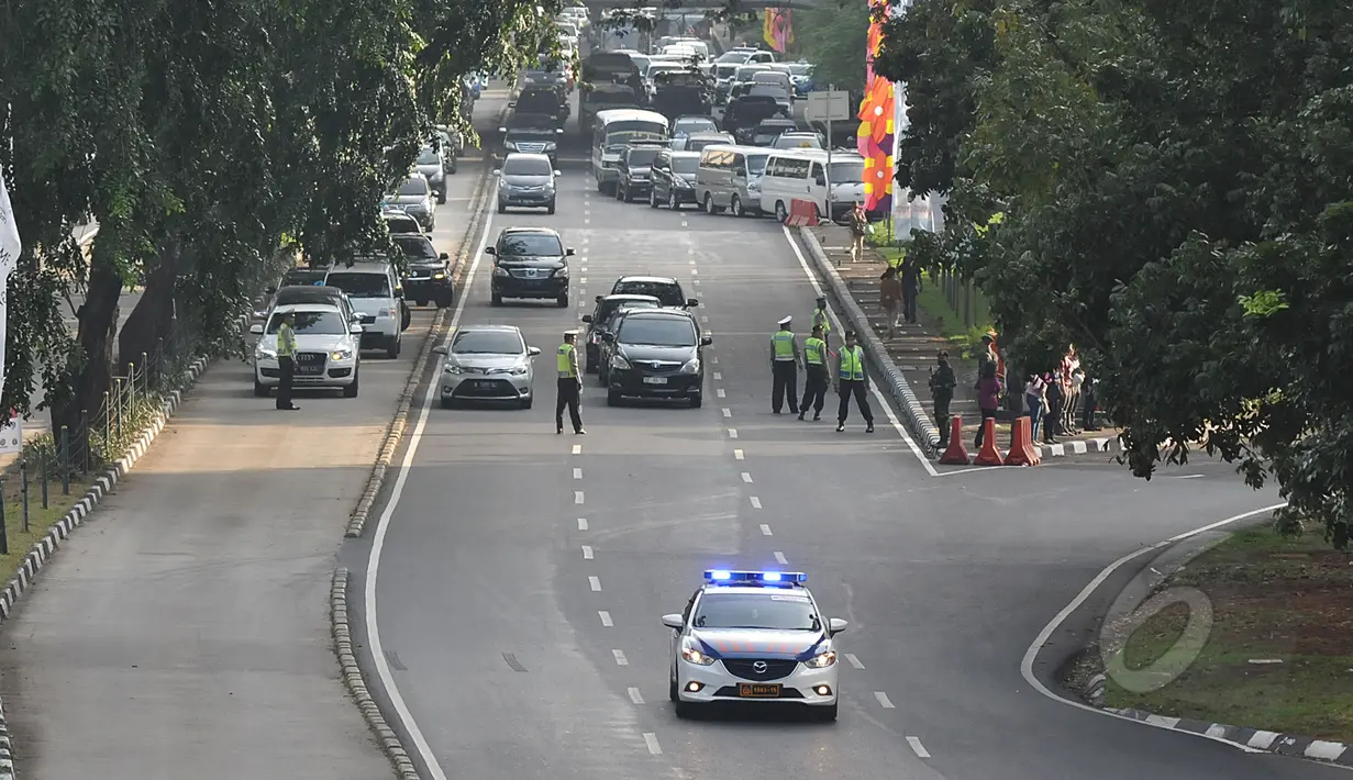 Petugas Kepolisian mengalihkan arus lalu lintas di kawasan Sudirman, Jakarta, Senin (20/4/2015). Pengalihan arus dilakukan dalam rangka Peringatan ke-60 Konferensi Asia Afrika (Liputan6.com/Johan Tallo)